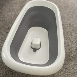 OXO tot splash and store baby bathtub 