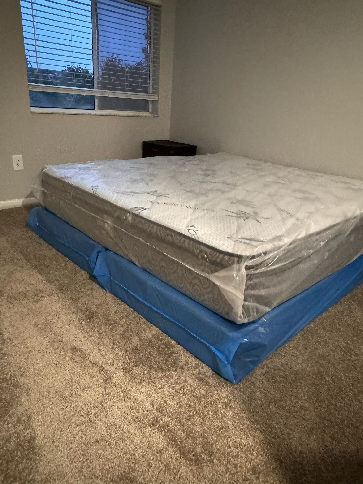 . NEW KING. SIZEMATTRESS SET AND BOX SPRING. 2pcs