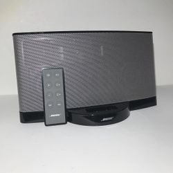 BOSE SoundDock Series II Digital Music System With Remote And Charger.