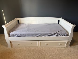 White Twin Daybed with Pull-Out Trundle