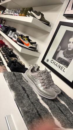 NIKE unique Gray & Silver - size 5.5