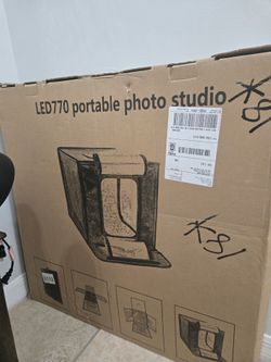 Professional LED770 Portable Photo Studio – Like New!