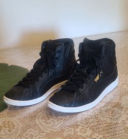 Size 7.5 PUMA Women's Sneakers (Black)