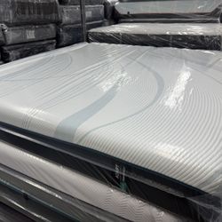 KING SIZE TEMPURPEDIC ADAPT (MEDIUM) MATTRESS & BOX SPRINGS BED SET