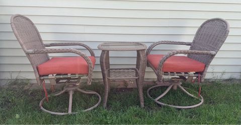 Brown Metal/Plastic Wicker Patio Table & 2 Chairs