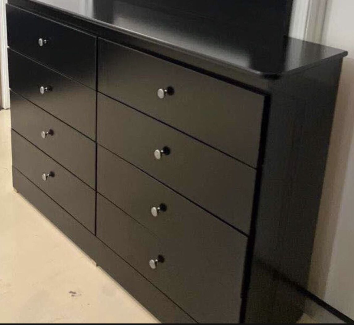 Eight Drawers With Rails Dresser 
