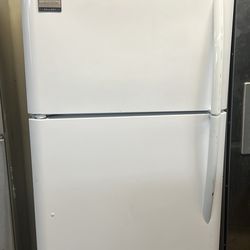 Frigidaire Apartment Size Top Freezer Refrigerator 18 Cu Ft With Ice Maker 
