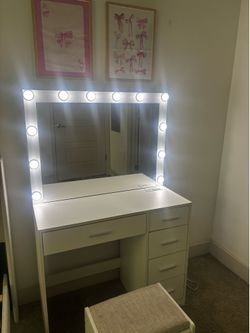 Makeup Vanity with light up mirror