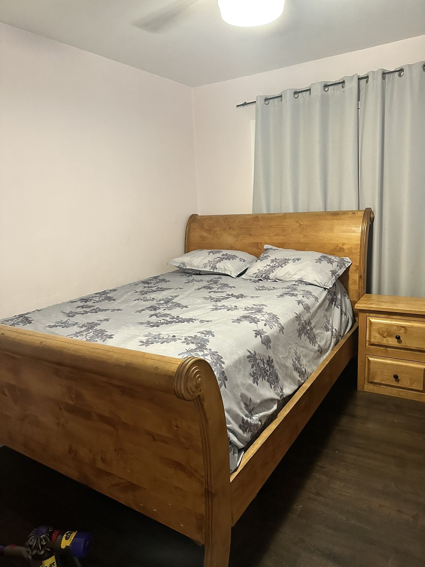 Handcraft Queen Sleigh Bed
