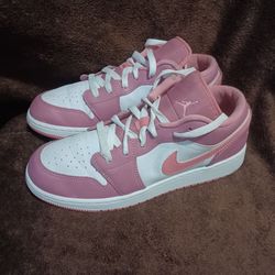 Jordan 1 low desert berry size 7y