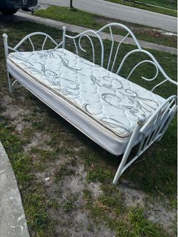 Daybed With Pillow Top Mattress