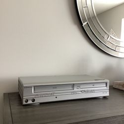 * EMERSON * HQ * 4- HEAD HI-FI STEREO VHS VCR AND DVD PLAYER AND CD PLAYER COMBO UNIT . LIKE NEW . MUST SEE TO APPRECIATE . 