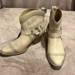 DINGO WOMEN'S GUMMY BEAR HARNESS WESTERN FASHION BOOTIES - SNIP TOE