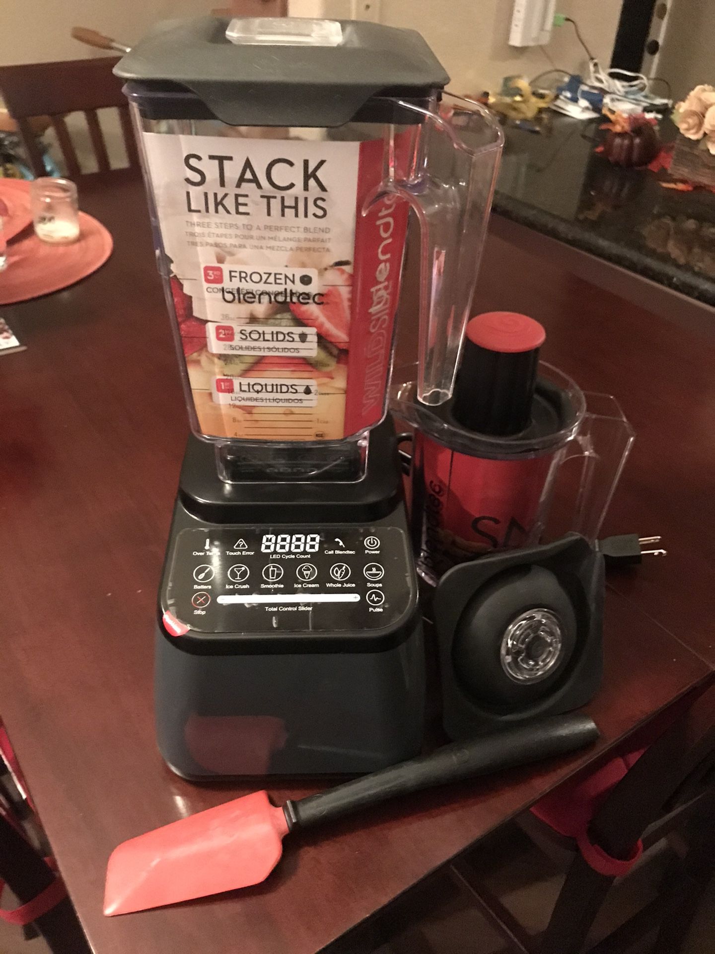 New Blendtec 650 with spatula and jar