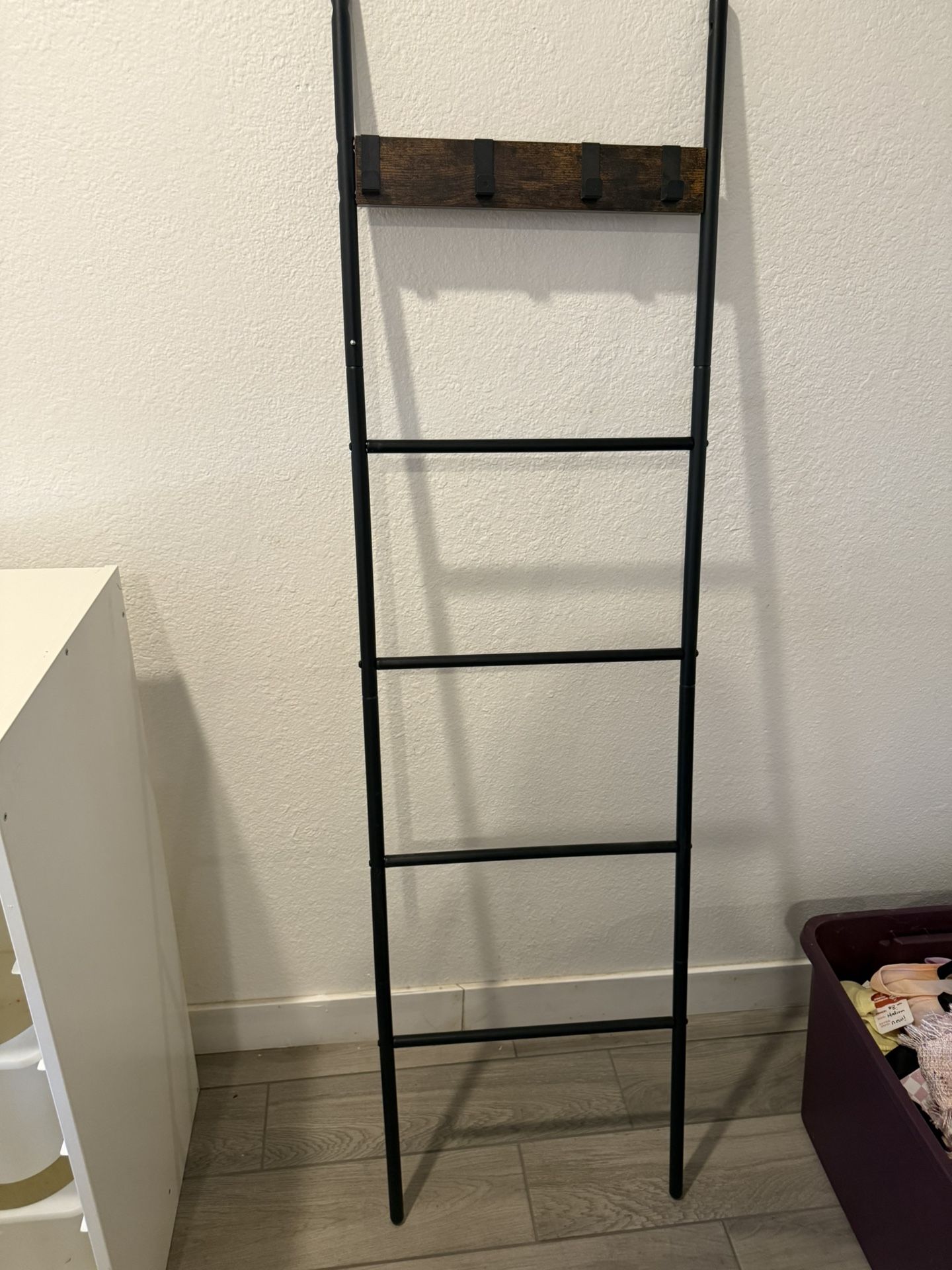 Decorative ladder With Hooks For Blankets