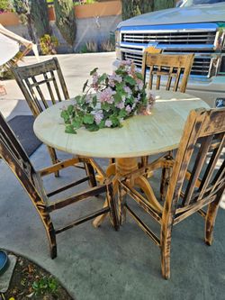 Mesa 43"   y sillas de MADERA