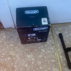 De Long Cappuccino  Maker Works Great I Just Don’t Have No Use For It And I Am   Giving A  Good   Deal  Only Used One Time 