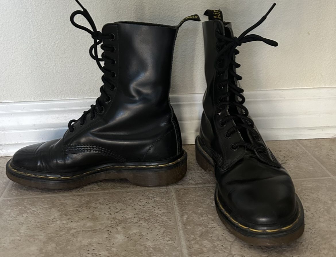 vintage DOC MARTENS made in England (womens size 6)