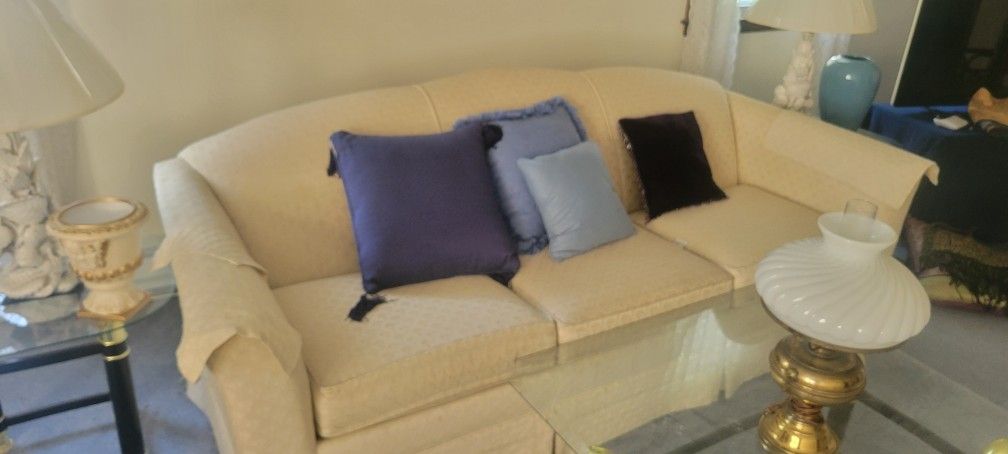COUCH & LOVESEAT SET & PILLOWS