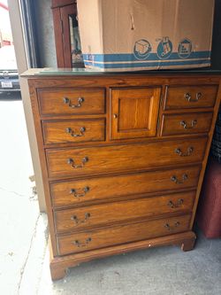 Thomasville dresser set 8 drawer