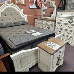 Realyn Chipped Bedroom Set 