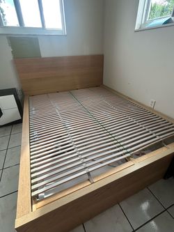 Cama matrimonial de madera