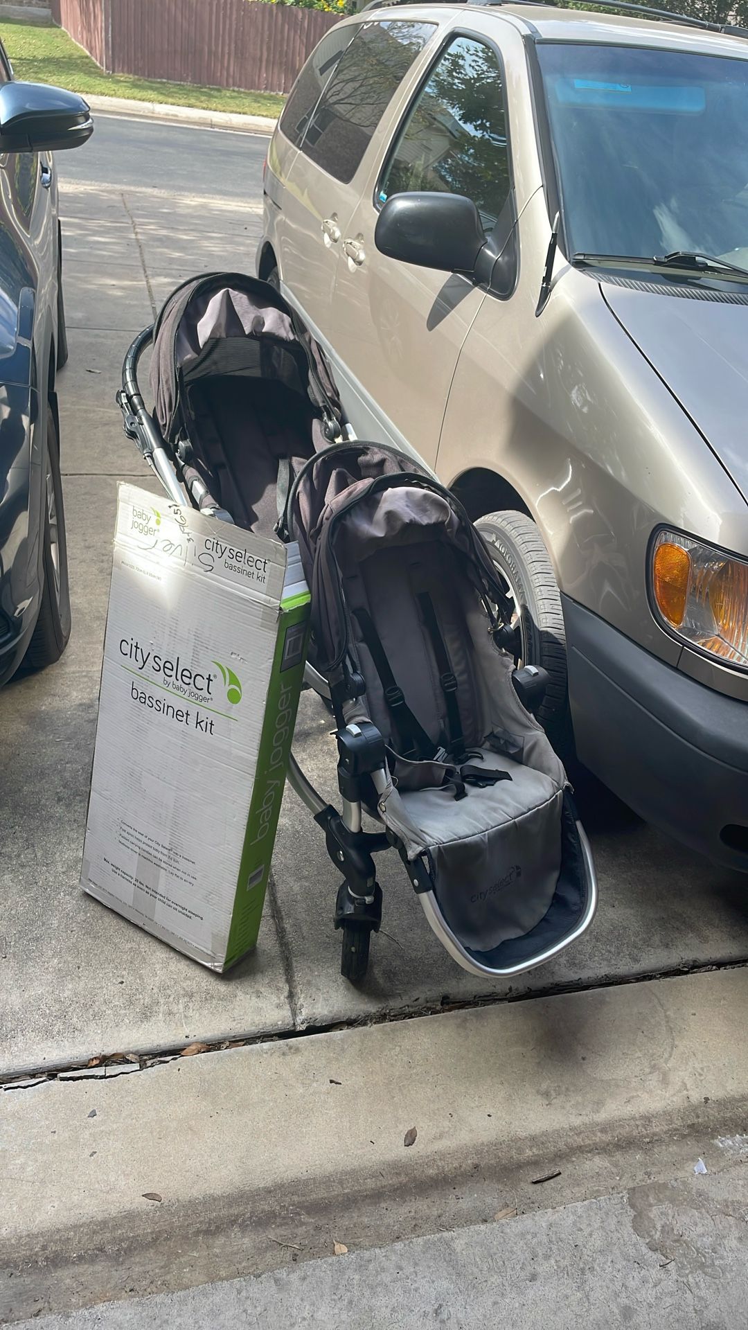 Double Stroller City Select, With Foot Holder For The 3 th Toodler, Bassinet In The Box Open Used Once , Good For Jogging, Very Reliable. Easy To Fold