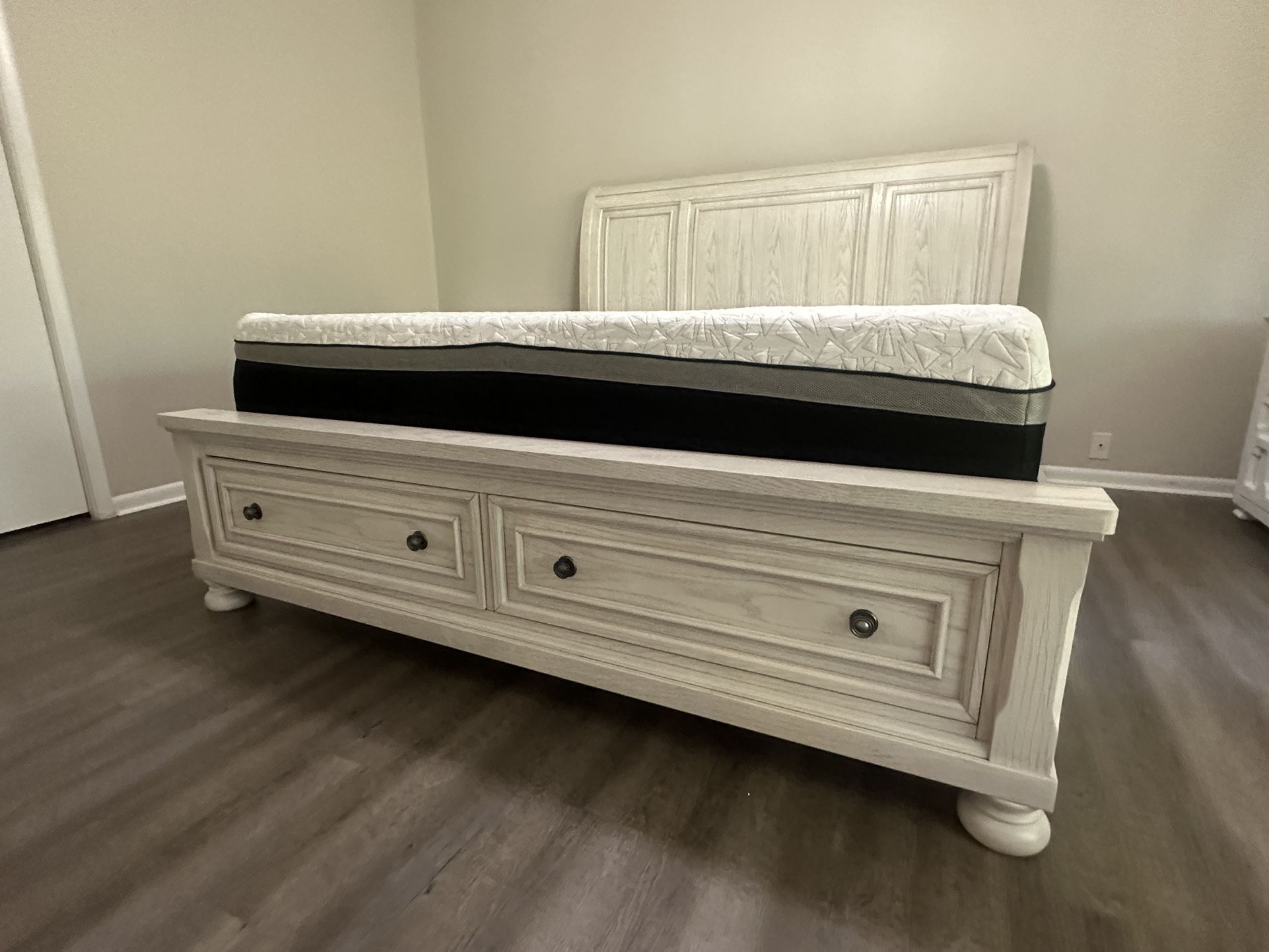 👑 King Bed, Brand New, Never Used, without mattress