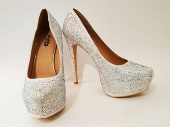 Cinderella Crystal Shoes - Size 8M