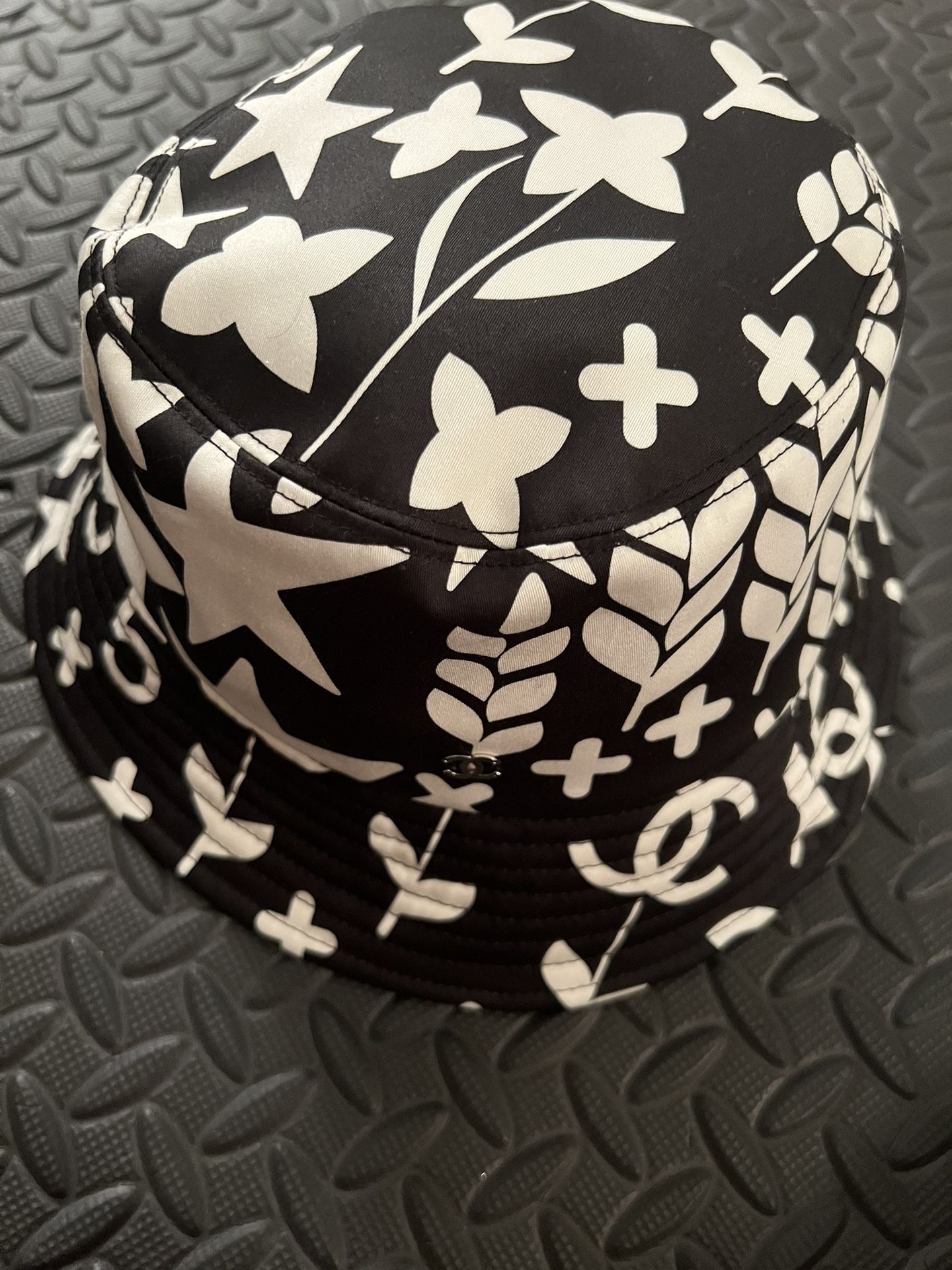 CHANEL 2022 CC Bucket Hat BRAND NEW WITH TAGS Size S display picture 1