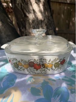 Like new 2 quart Corning-ware in “Spice of Life”  La Marjolaine