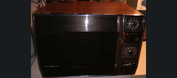 MICROWAVE BY GENERAL ELECTRIC. VINTAGE 1979 RUNS SMOOTH AND QUIET