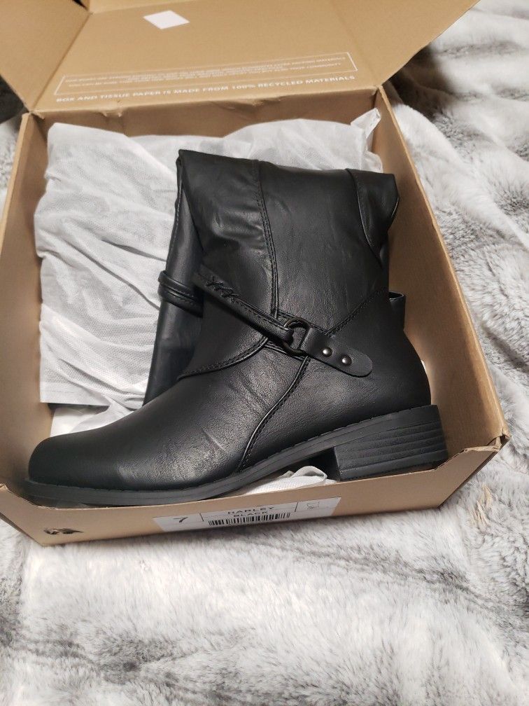Boot Size 7 New