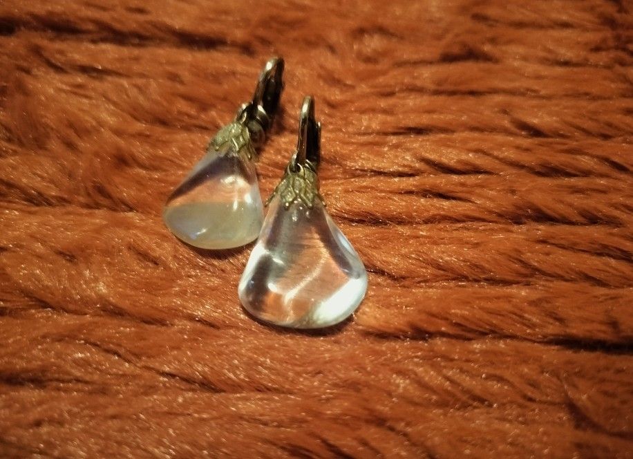Vintage Clear Teardrop Clip-On Earrings – 1950s Lucite Water Drop Style, Gold Filigree Caps, Mid-Century Costume Jewelry
