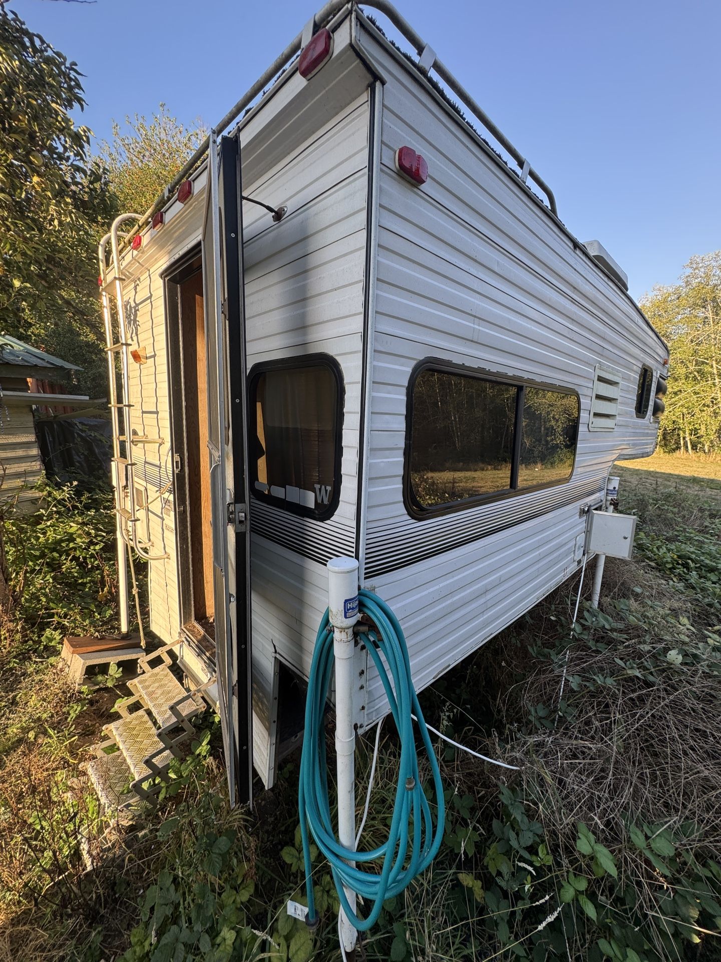 Truck Camper 8ft Long (NO TITLE- $800 Obo)