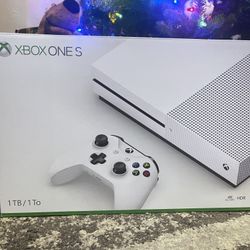 Xbox One S W/ 1TB Plus 4 TB Seagate Expansion! 2 Controller