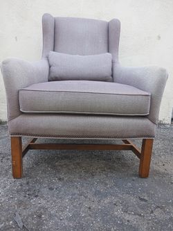 VINTAGE -ANTIQUE STYLE BEAUTIFUL CHAIR