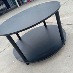 Round Table For Sale Sz 19 Inch Tall   32 Inch Wide
