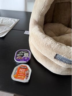 Small dog bed with 30 small dog food portions
