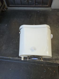 Toilet tank with lid