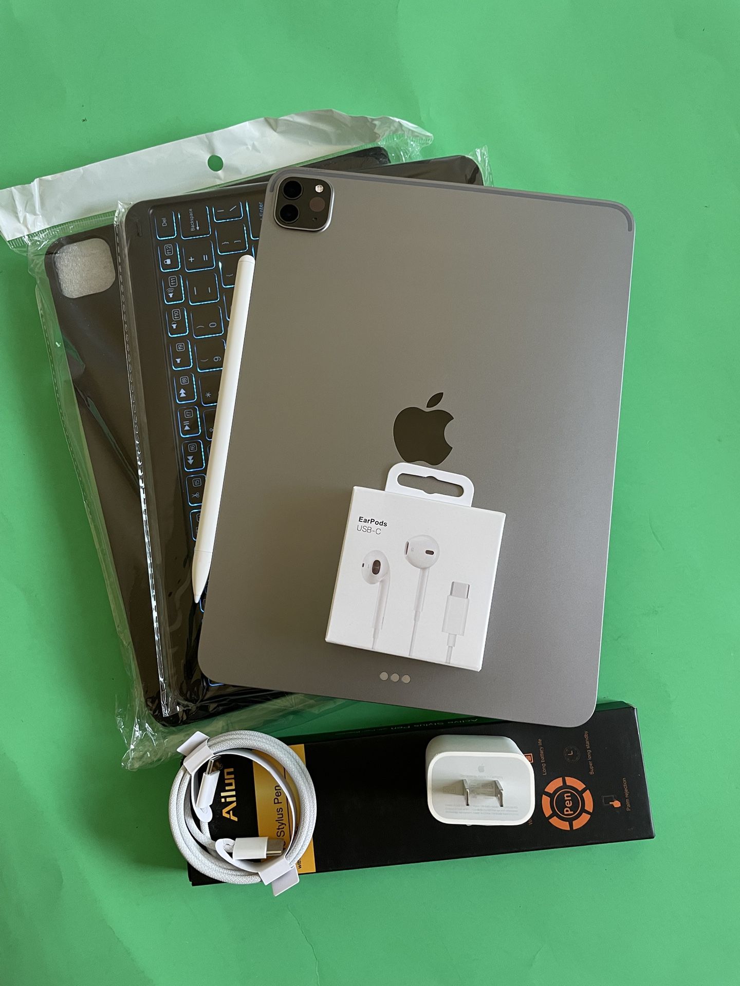 128GB Apple IPad Pro 11” 3rd Generation (2021 Model / M1 chip/ Liquid Retina / Face ID)  with pen, keyboard & Accesories (1TB $849)