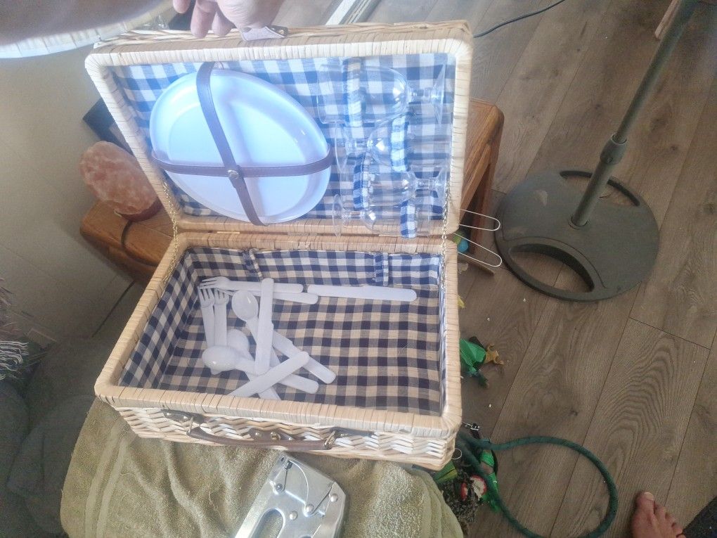 Picnic Set And Box New