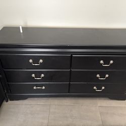 Ashley Huey Vineyard 6-Drawer Black Dresser - 60” Wide​​​​​​​​​​​​​​​​