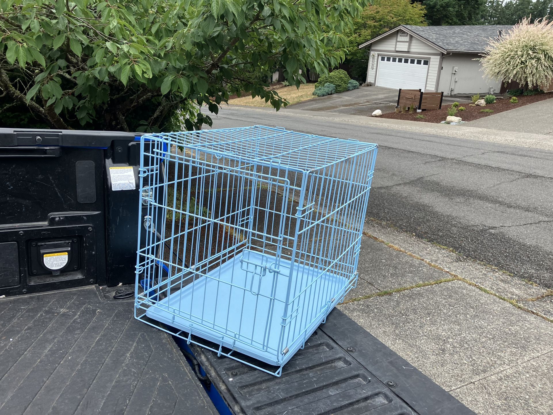 Small Dog Puppy Rabbit Kennel Crate Collapsible like New 24” L by 17”W 19”