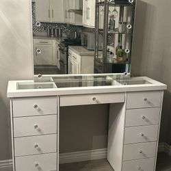 Vanity Desk With Mirror 