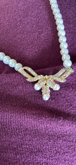 Pearl and gold colored necklace