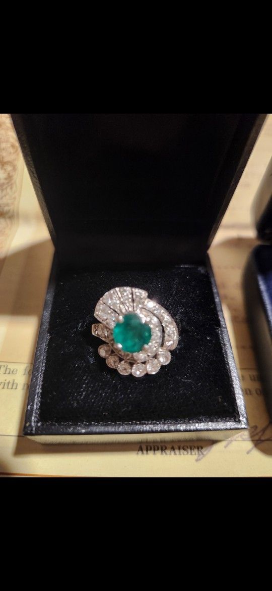 Ladies Emerald Dinner Ring W/ 27 Melee Diamonds - 14K
