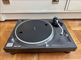 Technics SL-1210 MK2 turntable - Black.