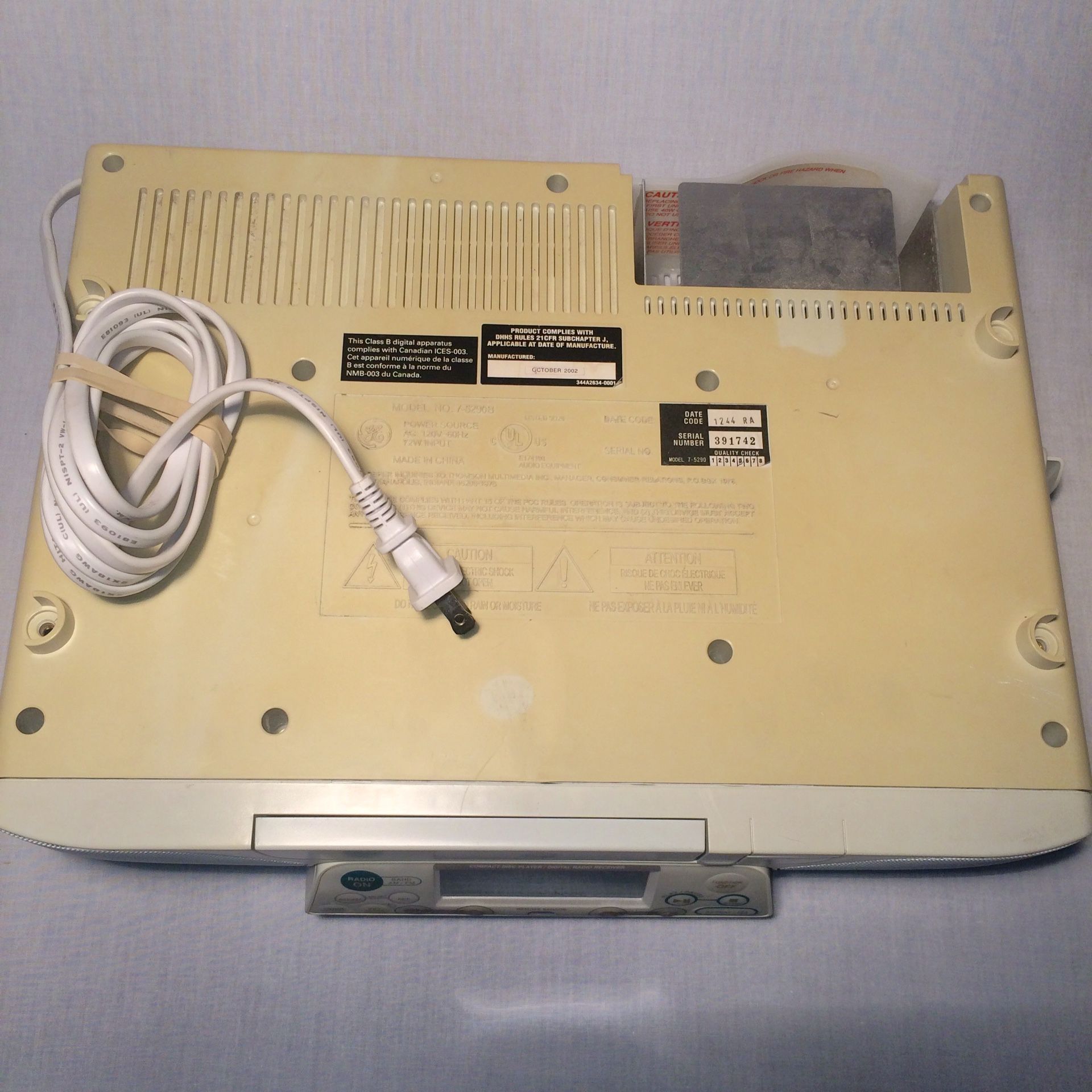 GE Spacemaker 75290 under CD player / radio w/light for Sale