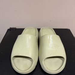 GREEN Yeezy slide Size 12